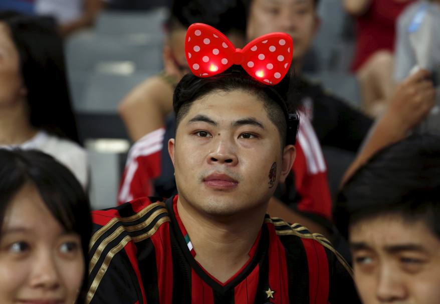 Look eccentrico di un tifoso cinese del Milan. Reuters